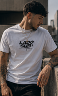 Camiseta blanca con logo delantero negro y estampado en la parte trasera