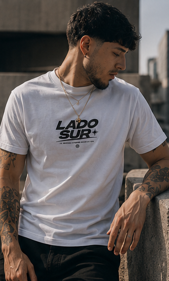 Camiseta blanca con logo delantero negro y estampado en la parte trasera