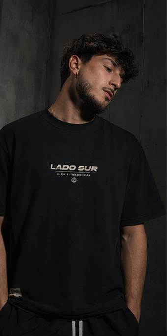 Camiseta oversized negra con logo delantero y estampado en la parte trasera