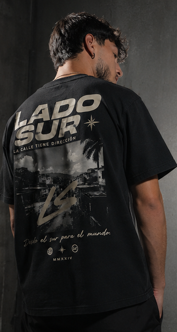 Camiseta oversized negra con logo delantero y estampado en la parte trasera