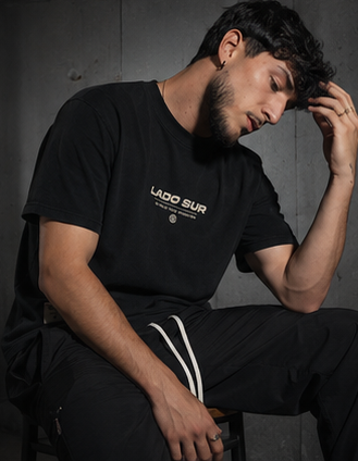 Camiseta oversized negra con logo delantero y estampado en la parte trasera